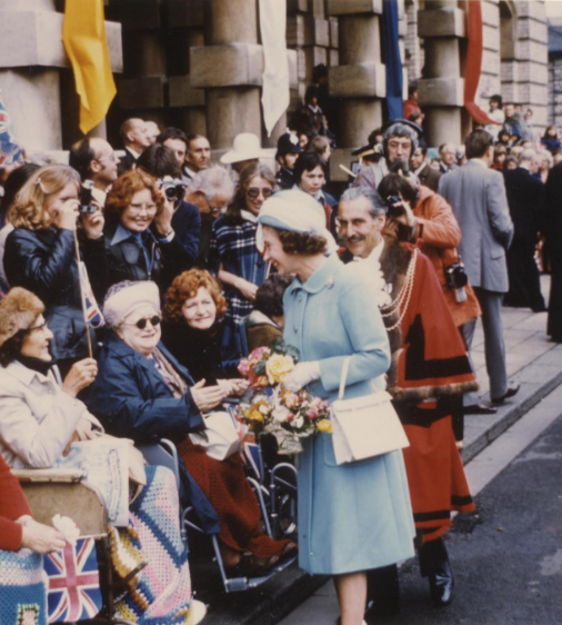 Queen greeting people celebrating Silver Jubilee