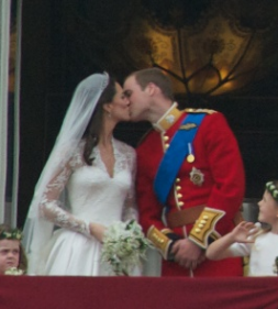 Prince William and Kate Middleton royal kiss in balcony